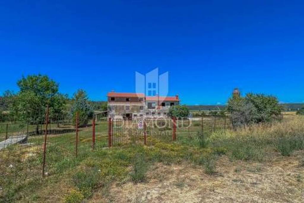 Novigrad area, secluded house for investment