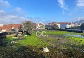 Building and warehouse in Porto, located in the parish of Paranhos for sale