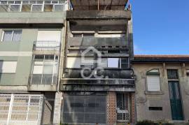 Building and warehouse in Porto, located in the parish of Paranhos for sale
