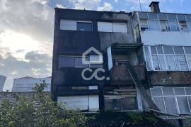 Building and warehouse in Porto, located in the parish of Paranhos for sale