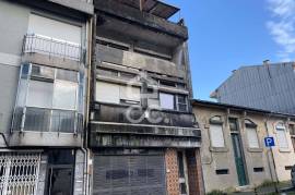 Building and warehouse in Porto, located in the parish of Paranhos for sale