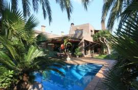 Exclusive detached villa of 260 m2 with pool for sale in Cambrils – Costa Brava.