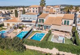 Vilamoura – Semi-detached 3-bedroom villa with swimming pool