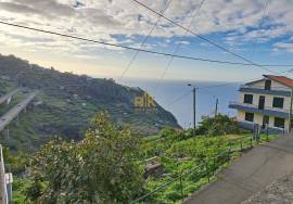 Excellent land with sea view in the Belanário