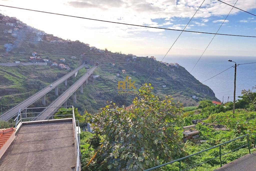 Excellent land with sea view in the Belanário