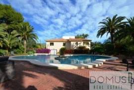Beautiful villa with private pool, large tropical garden !