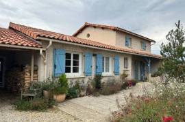 Dpt Dordogne (24), à vendre proche de PIEGUT PLUVIERS maison P6 de 177 m² - Terrain de 2326 - Plain pied
