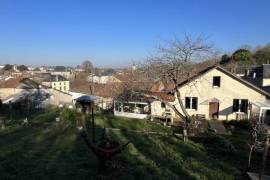 €170200 - Pretty town house with beautiful garden and lovely views