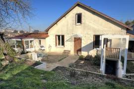 €170200 - Pretty town house with beautiful garden and lovely views