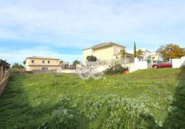 Plot with 830m2 for construction of a detached house, in Pêra