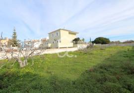 Plot with 830m2 for construction of a detached house, in Pêra