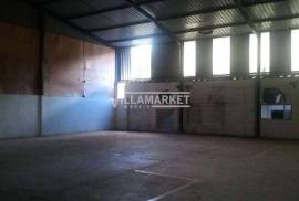 Industrial warehouse in Bemposta (Abrantes), on a plot of land with 5,000 m², just outside the town.