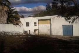 Industrial warehouse in Bemposta (Abrantes), on a plot of land with 5,000 m², just outside the town.