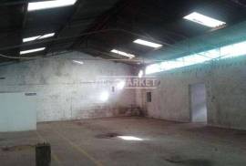 Industrial warehouse in Bemposta (Abrantes), on a plot of land with 5,000 m², just outside the town.