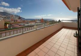4 bedroom apartment on the top floor, in the center of Funchal