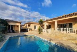 Beautiful And Comfortable Villa With 160 M2 Of Living Space Plus An Independent Studio, On 976 M2 Of Land With Pool.
