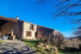 Stone farmhouse with multiple outbuildings, absolute privacy on 51 hectares. Partly renovated.