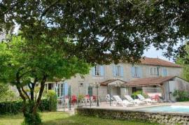 Impressive and spacious house, ideal hotel, b and b, for weddings and conferences, live and work in this beautiful region SW France in the microclimate