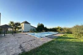 Country property with swimming pool and land 5500 m2