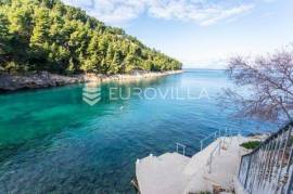 Hvar, Bogomolje, detached house in the first row by the sea, net floor area 550 m2