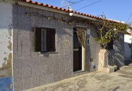 Single storey house T1 + 1 w/porch located in Monte Alentejano and Rustic Land with 4,625 hectares