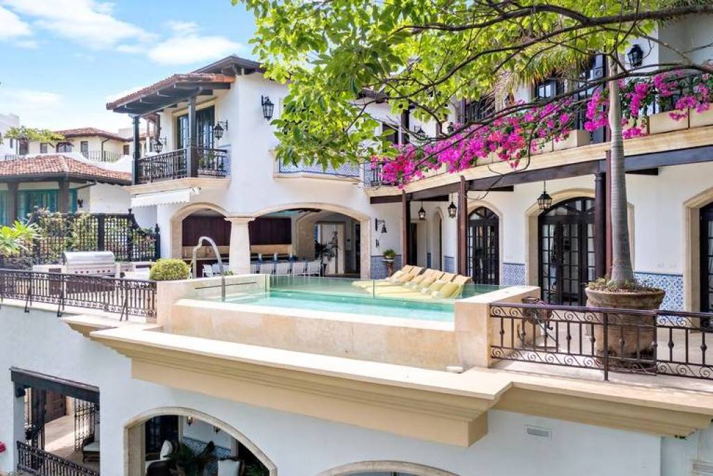 27 Cartagena: Unique Luxury Beachfront Home