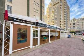 Local comercial en pleno funcionamiento en Calpe (Costa Blanca), en zona comercial y cerca de playa.