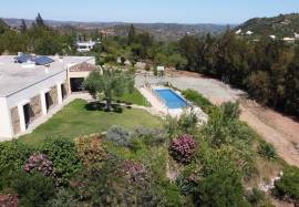 Beautiful 4 + 1 Villa with Swimming Pool and large plot near São Bras de Alportel