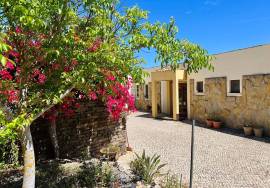 Beautiful 4 + 1 Villa with Swimming Pool and large plot near São Bras de Alportel