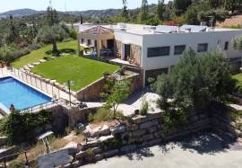 Beautiful 4 + 1 Villa with Swimming Pool and large plot near São Bras de Alportel
