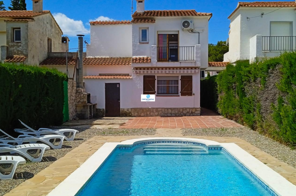 Beautiful semi-detached house with private pool at Les Tres Cales (L'Ametlla de Mar)