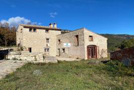 Cataloged farmhouse with 11 hectares and main building completely renovated of 500 m2 with character and noble materials and 11 hectares in Mont-Ral (Tarragona)