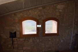 Cataloged farmhouse with 11 hectares and main building completely renovated of 500 m2 with character and noble materials and 11 hectares in Mont-Ral (Tarragona)