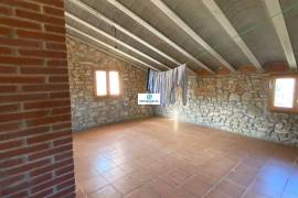 Cataloged farmhouse with 11 hectares and main building completely renovated of 500 m2 with character and noble materials and 11 hectares in Mont-Ral (Tarragona)