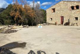 Cataloged farmhouse with 11 hectares and main building completely renovated of 500 m2 with character and noble materials and 11 hectares in Mont-Ral (Tarragona)