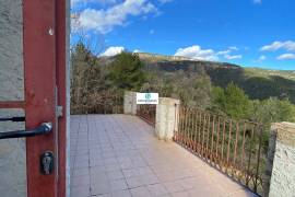 Cataloged farmhouse with 11 hectares and main building completely renovated of 500 m2 with character and noble materials and 11 hectares in Mont-Ral (Tarragona)