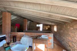 Cataloged farmhouse with 11 hectares and main building completely renovated of 500 m2 with character and noble materials and 11 hectares in Mont-Ral (Tarragona)