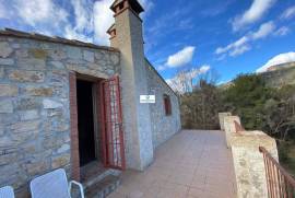 Cataloged farmhouse with 11 hectares and main building completely renovated of 500 m2 with character and noble materials and 11 hectares in Mont-Ral (Tarragona)