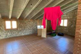 Cataloged farmhouse with 11 hectares and main building completely renovated of 500 m2 with character and noble materials and 11 hectares in Mont-Ral (Tarragona)