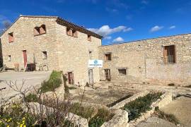 Cataloged farmhouse with 11 hectares and main building completely renovated of 500 m2 with character and noble materials and 11 hectares in Mont-Ral (Tarragona)