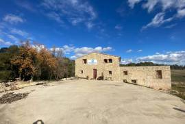 Cataloged farmhouse with 11 hectares and main building completely renovated of 500 m2 with character and noble materials and 11 hectares in Mont-Ral (Tarragona)