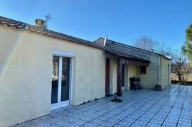 Single Storey Villa To Refresh Offering 4 Bedrooms And A Garage On A 1440 M2 Plot With Views, Near The River.