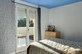 Single Storey Villa To Refresh Offering 4 Bedrooms And A Garage On A 1440 M2 Plot With Views, Near The River.