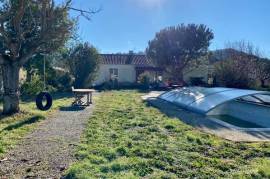 Single Storey Villa To Refresh Offering 4 Bedrooms And A Garage On A 1440 M2 Plot With Pool And Views, Near The River.