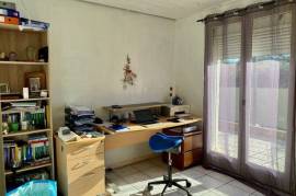 Single Storey Villa To Refresh Offering 4 Bedrooms And A Garage On A 1440 M2 Plot With Views, Near The River.
