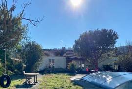 Single Storey Villa To Refresh Offering 4 Bedrooms And A Garage On A 1440 M2 Plot With Views, Near The River.