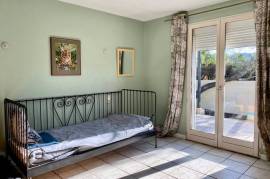 Single Storey Villa To Refresh Offering 4 Bedrooms And A Garage On A 1440 M2 Plot With Views, Near The River.