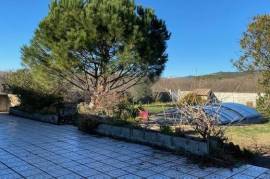 Single Storey Villa To Refresh Offering 4 Bedrooms And A Garage On A 1440 M2 Plot With Views, Near The River.