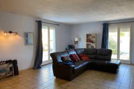 Single Storey Villa To Refresh Offering 4 Bedrooms And A Garage On A 1440 M2 Plot With Views, Near The River.