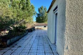 Single Storey Villa To Refresh Offering 4 Bedrooms And A Garage On A 1440 M2 Plot With Views, Near The River.